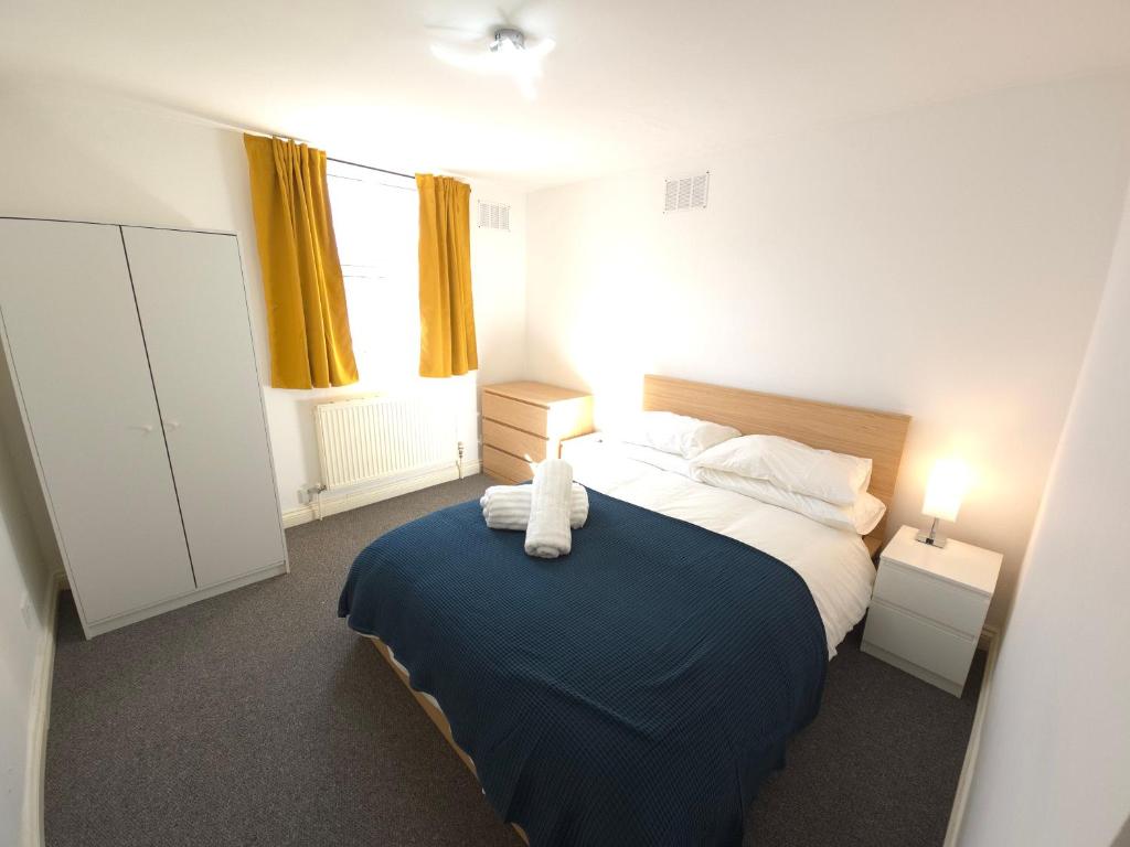 Hotel The Flat - 2 Bedroom apartment, a bedroom with a bed with a blue blanket at The Flat - 2 Bedroom apartment in London