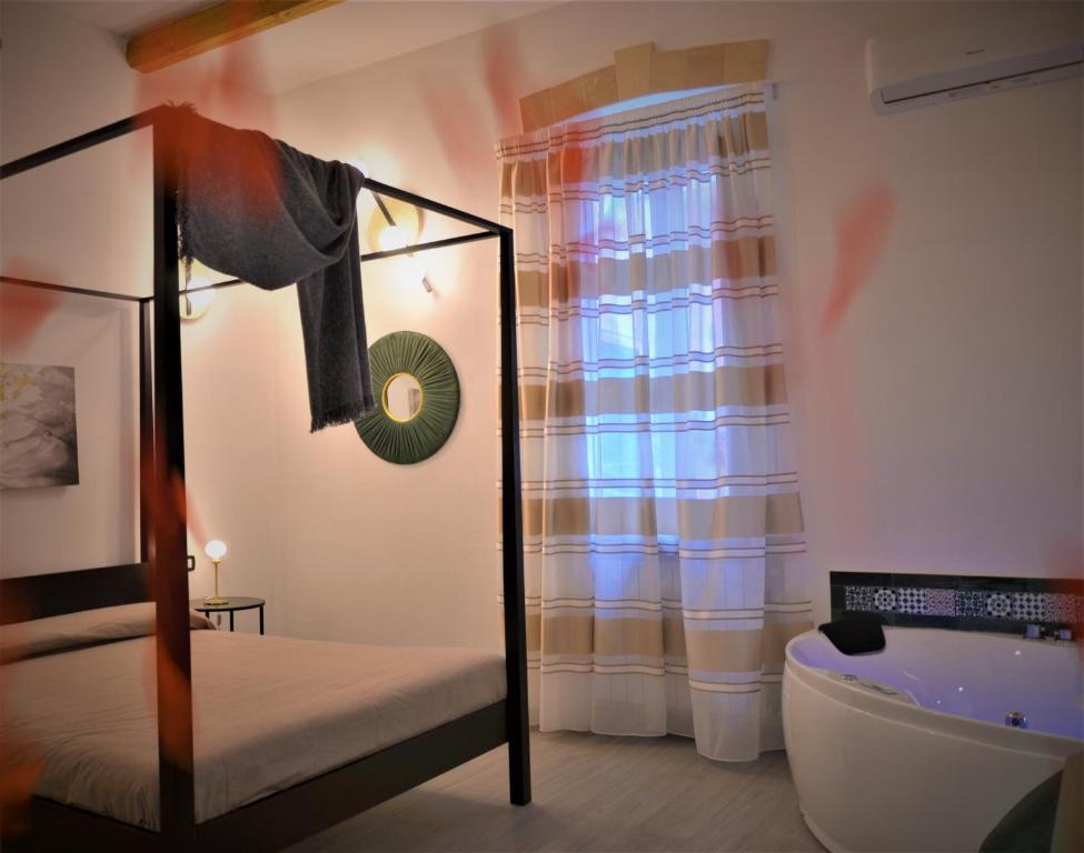 Łóżko lub łóżka w pokoju w obiekcie The Court Suites & Spa