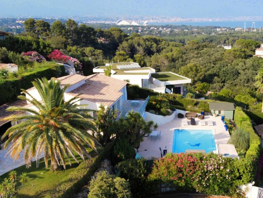 une vue aérienne d'une maison avec piscine dans l'établissement Luxe et calme avec vue mer panoramique à Antibes, à Antibes