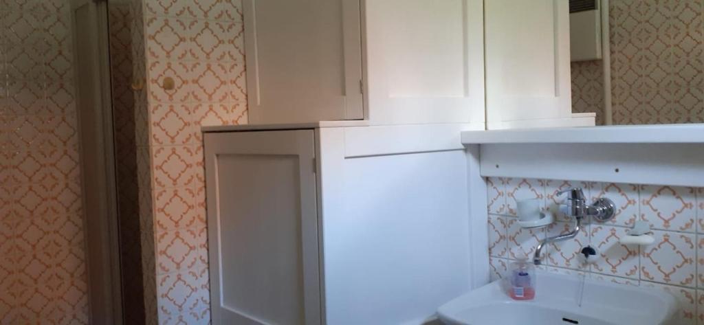 een keuken met een witte kast en een wastafel bij Apartmán Siná in Lazisko