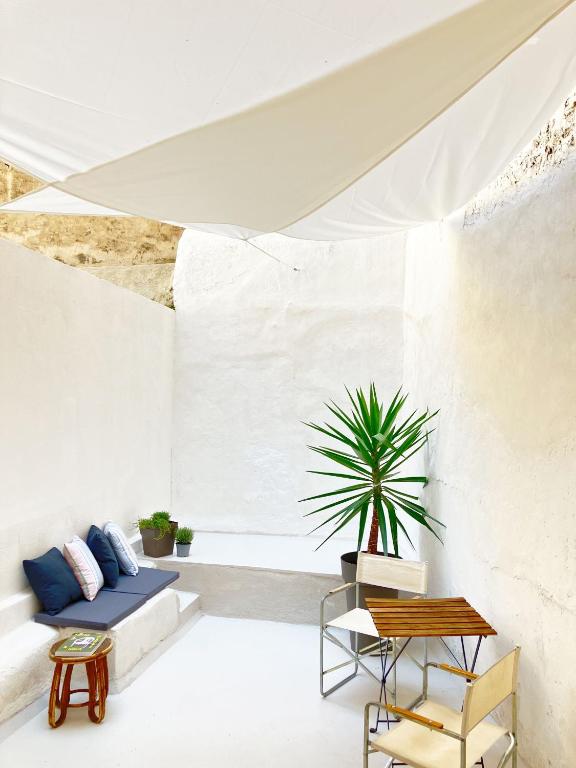 un salon avec un canapé et une table dans l'établissement Loft Réformés Plaine, à Marseille