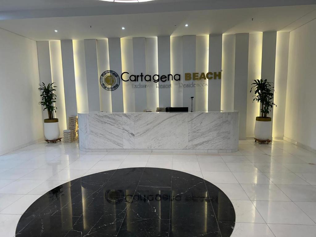 a lobby with a reception desk in a building at Apartamento en Cartagena in Cartagena de Indias
