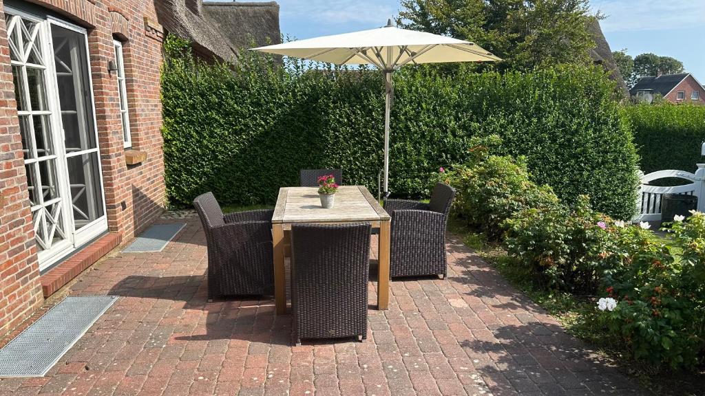 Zahrada ubytování Seesucht-Föhr - Moderne Reet-Haushälfte mit Sauna, Garten & Terrasse nahe Wattenmeer