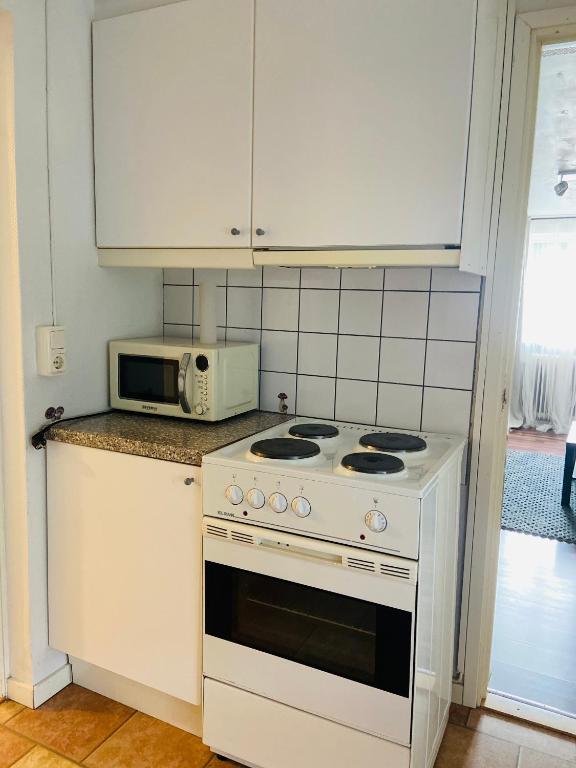Kuchyň nebo kuchyňský kout v ubytování Hyllstofta lägenhet