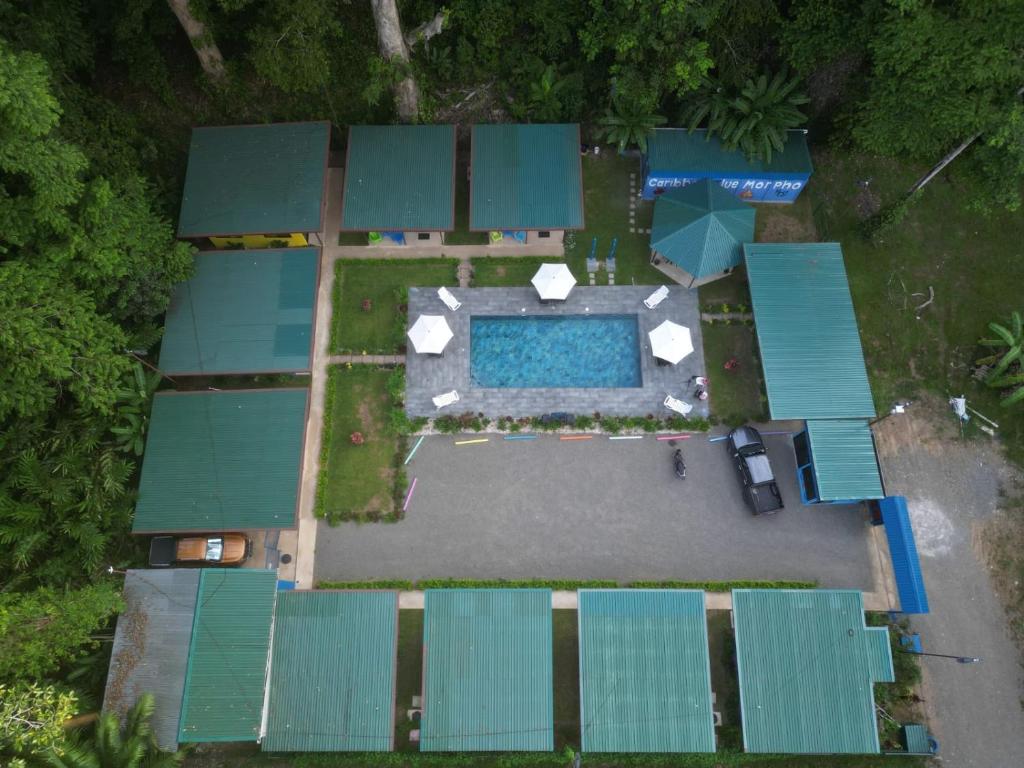 Bazén v ubytování Caribbean Blue Morpho Casitas nebo v jeho okolí