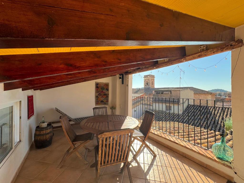 a patio with a table and chairs on a balcony at Apartamentos turísticos "El Refugio" in Algar de Palancia