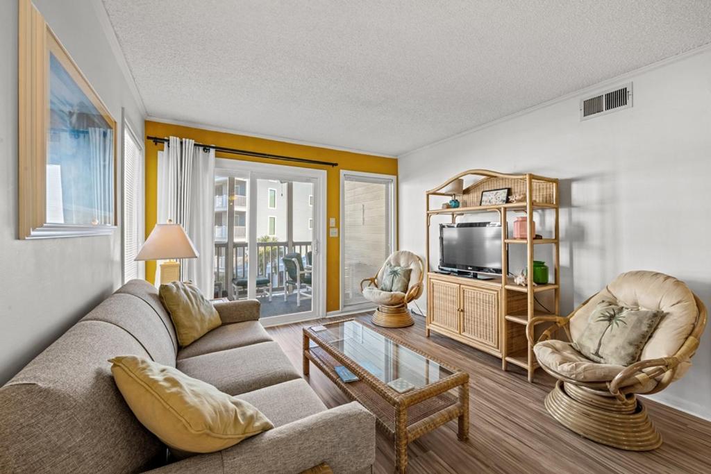 TV a/nebo společenská místnost v ubytování Pelicans Watch 211