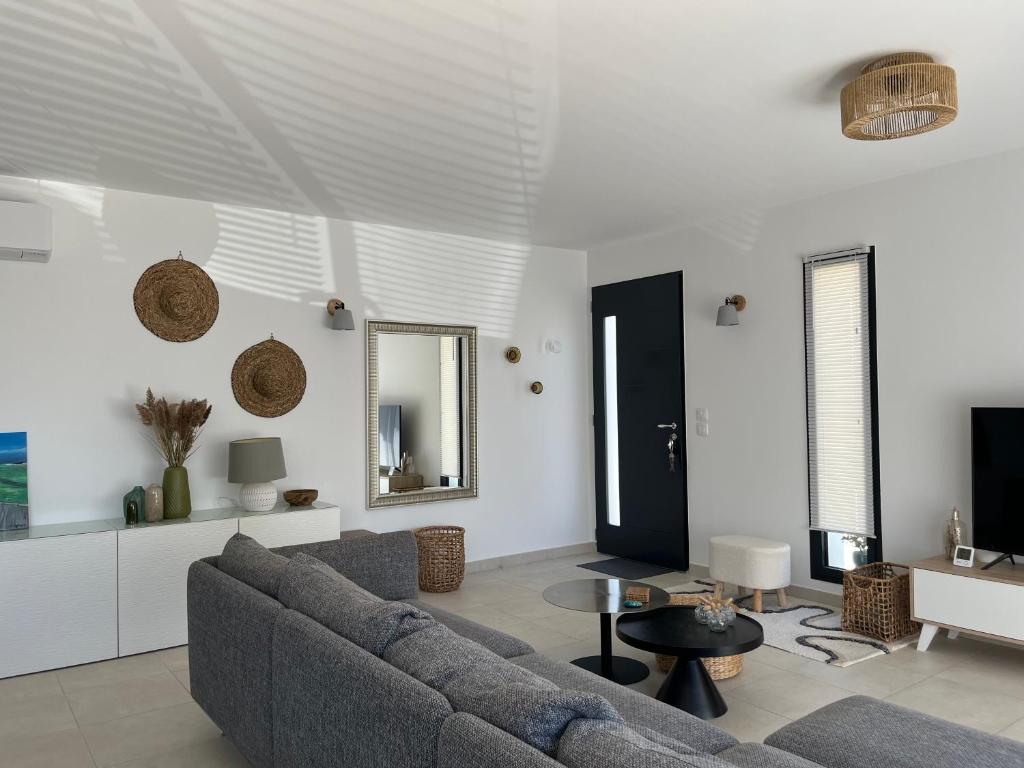 un salon avec un canapé et une télévision dans l'établissement Maison quartier la Campane Narbonne, à Narbonne