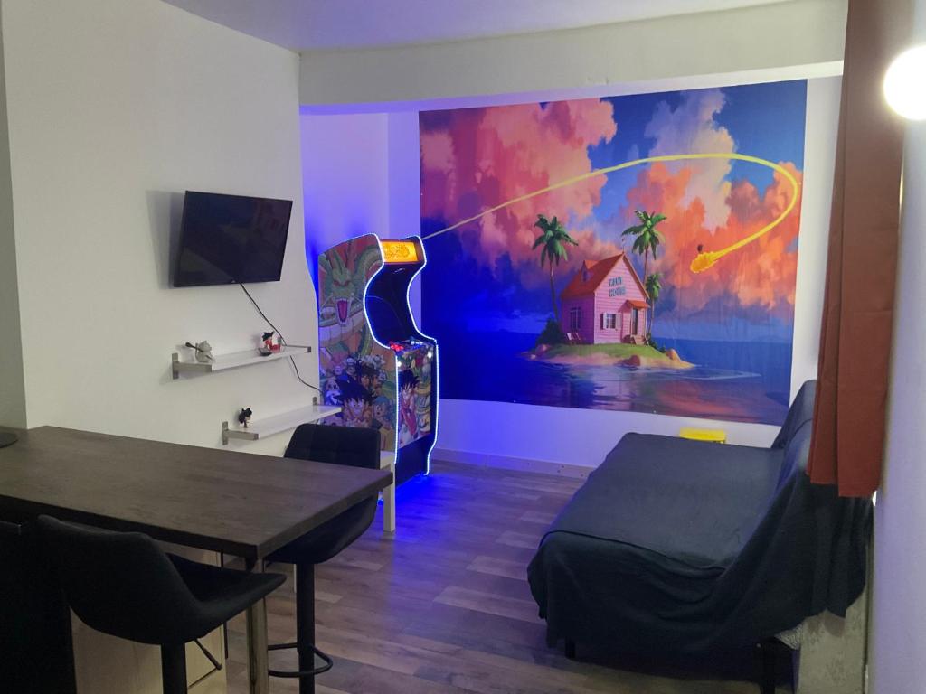 une chambre avec une table et un tableau sur le mur dans l'établissement Kamehouse - Centre ville -4 personnes, à Dieppe