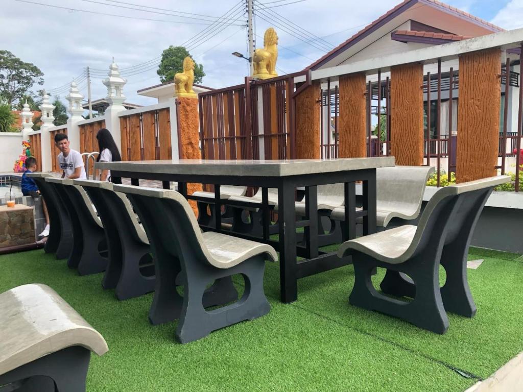 Afbeelding uit fotogalerij van The Nice Pool Villa Sittahip เดอะไนท์พูลวิลล่าสัตหีบ in Ban Tao Than