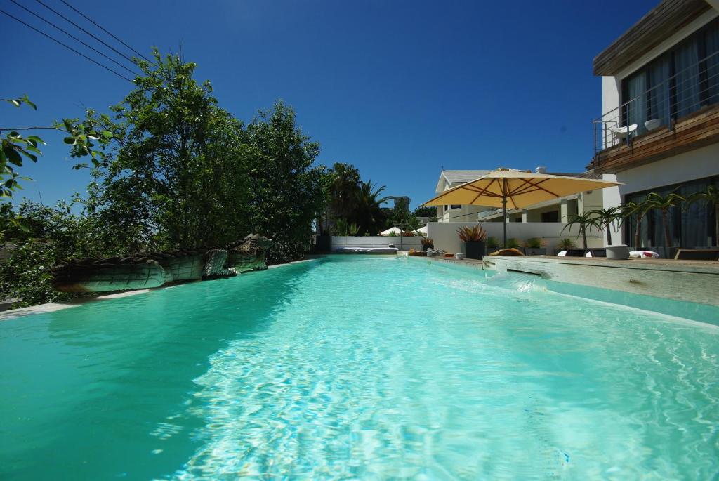een zwembad met blauw water voor een huis bij DysArt Boutique Hotel - Solar Power in Kaapstad