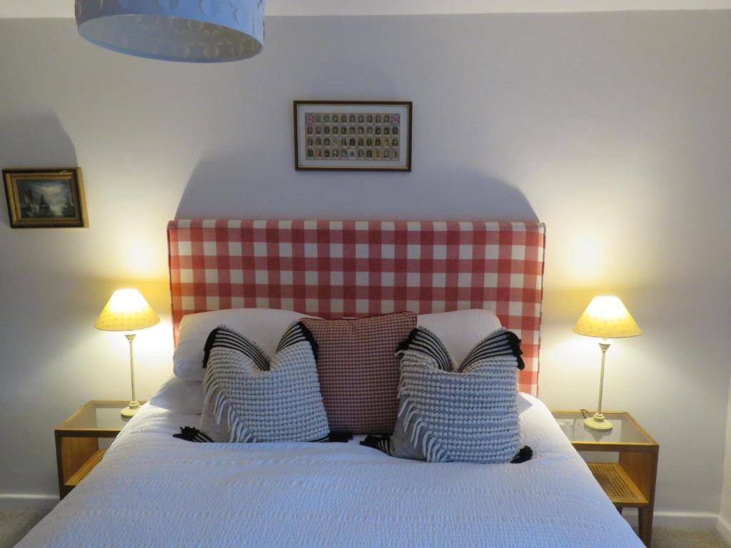 Postel nebo postele na pokoji v ubytování Abacus Cottage