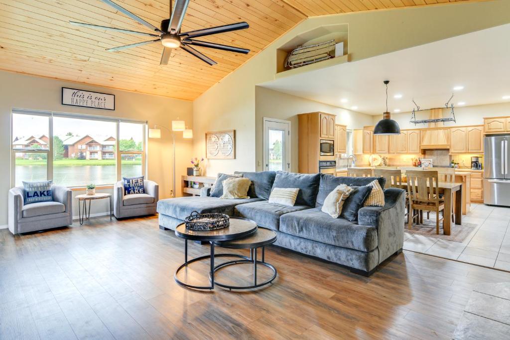 un soggiorno con un divano e un tavolo di Modern Pagosa Springs Home with Deck on Village Lake a Pagosa Springs