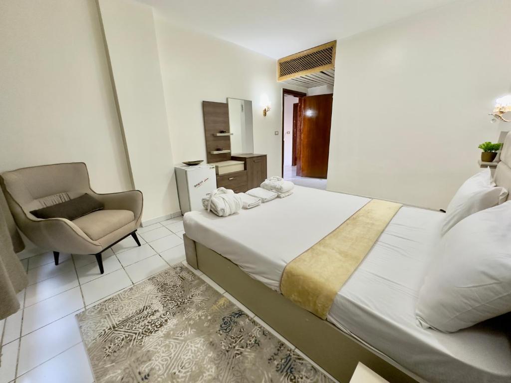 Postel nebo postele na pokoji v ubytování Gaddis Hotel, Suites and Apartments