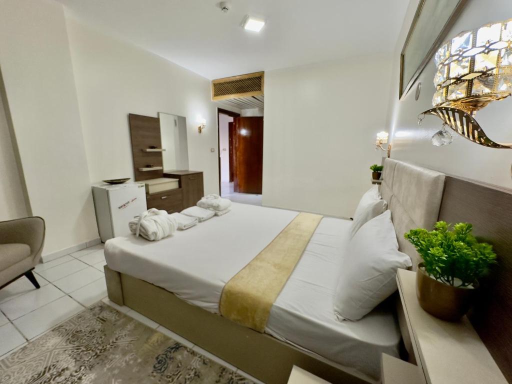 Postel nebo postele na pokoji v ubytování Gaddis Hotel, Suites and Apartments