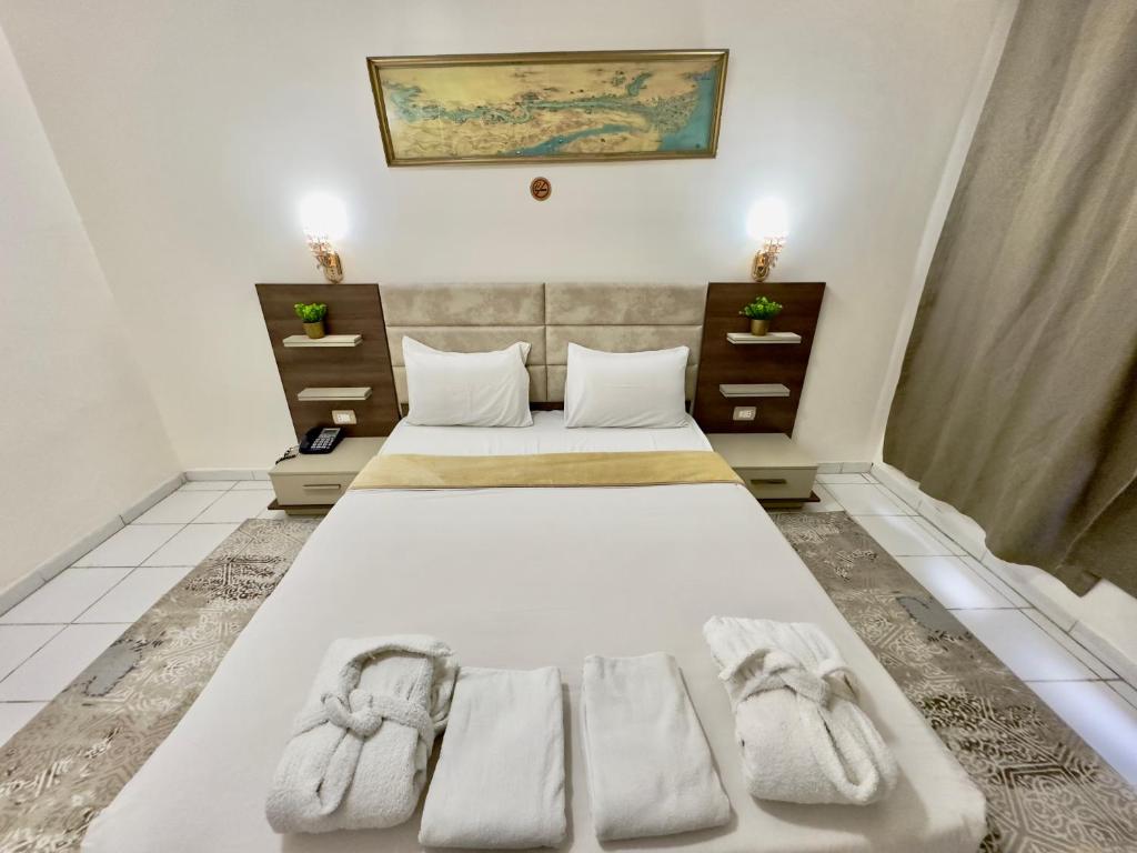 Postel nebo postele na pokoji v ubytování Gaddis Hotel, Suites and Apartments