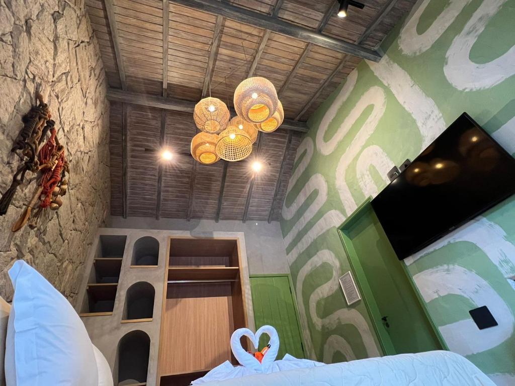 Uma TV ou centro de entretenimento em Pousada Refúgio de Maresias
