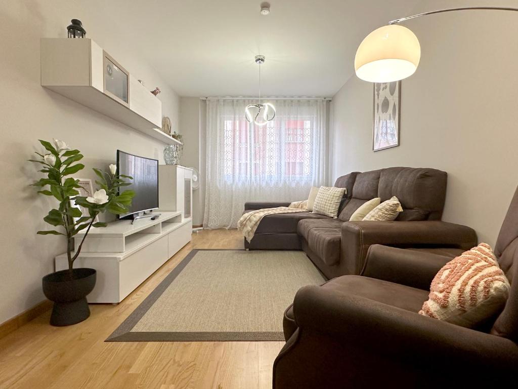 A television and/or entertainment centre at Apartamentos 2K - Apartamento junto al casco viejo