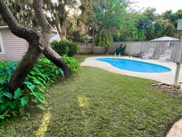Bazén v ubytování Say YES To Spring! 4BR Home w private pool 2 min to Destin beaches nebo v jeho okolí