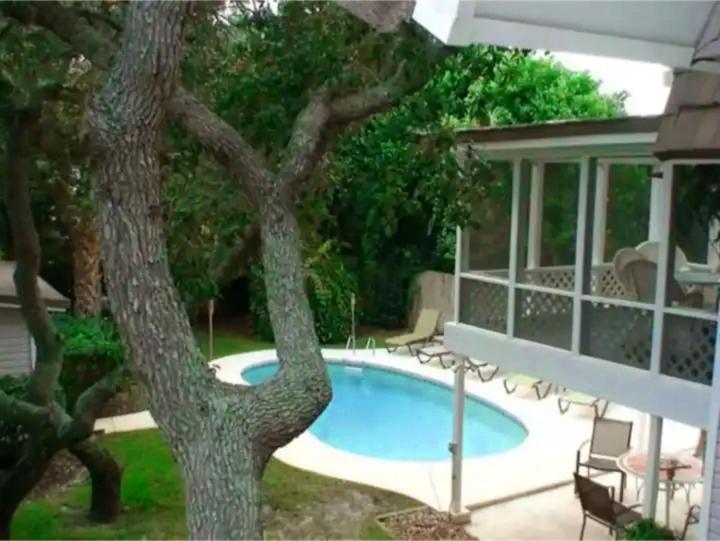 Bazén v ubytování Say YES To Spring! 4BR Home w private pool 2 min to Destin beaches nebo v jeho okolí