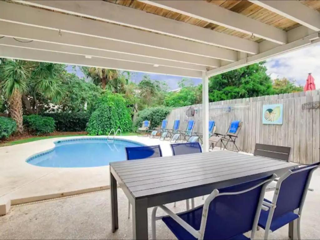 Bazén v ubytování Say YES To Spring! 4BR Home w private pool 2 min to Destin beaches nebo v jeho okolí