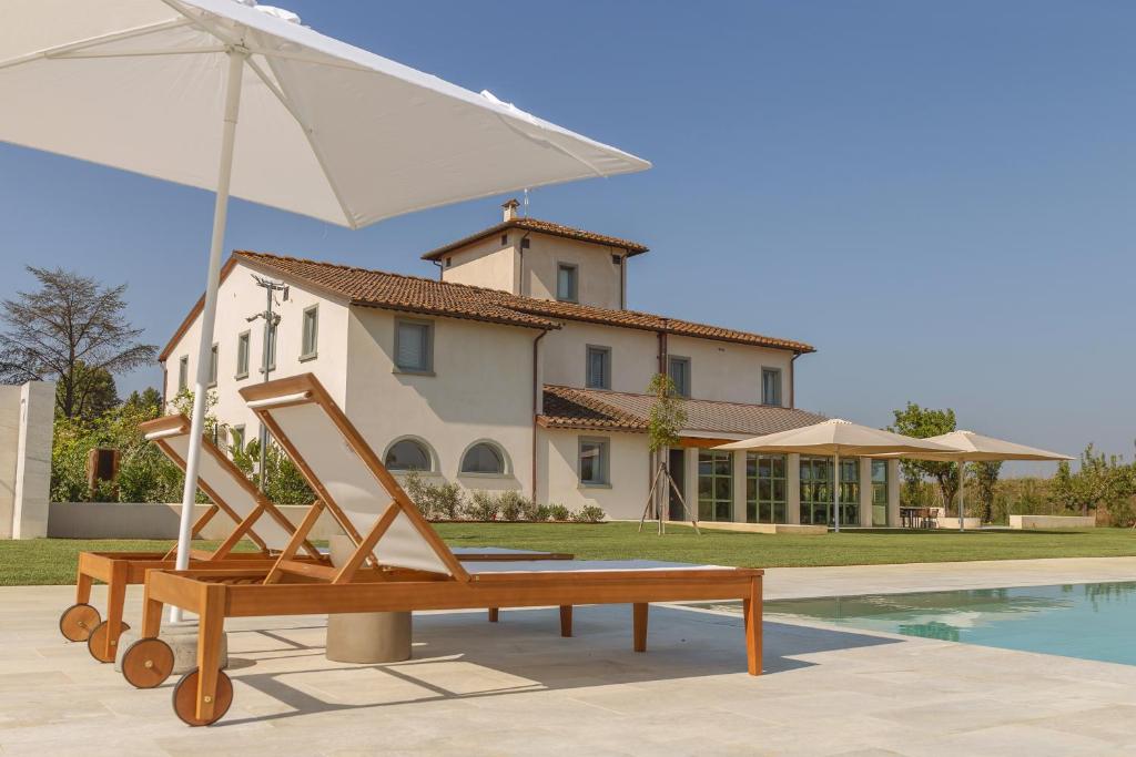 Bazén v ubytování Tenuta Asmara Luxury Resort nebo v jeho okolí
