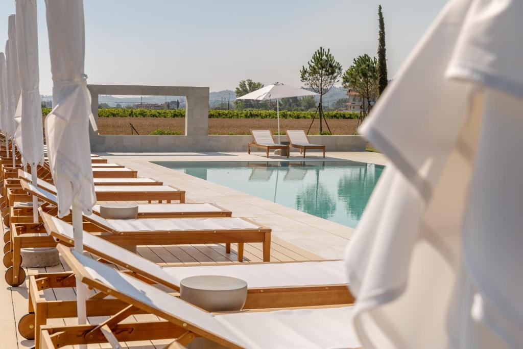 Bazén v ubytování Tenuta Asmara Luxury Resort nebo v jeho okolí