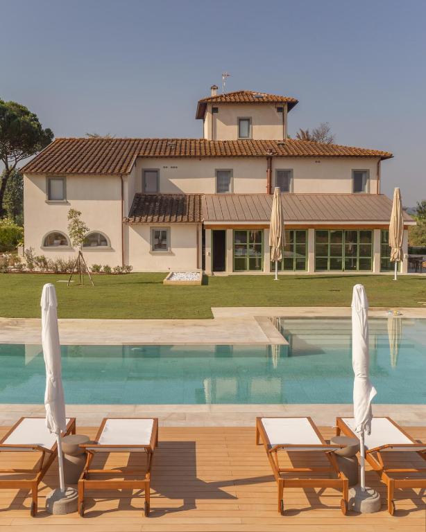 Bazén v ubytování Tenuta Asmara Luxury Resort nebo v jeho okolí
