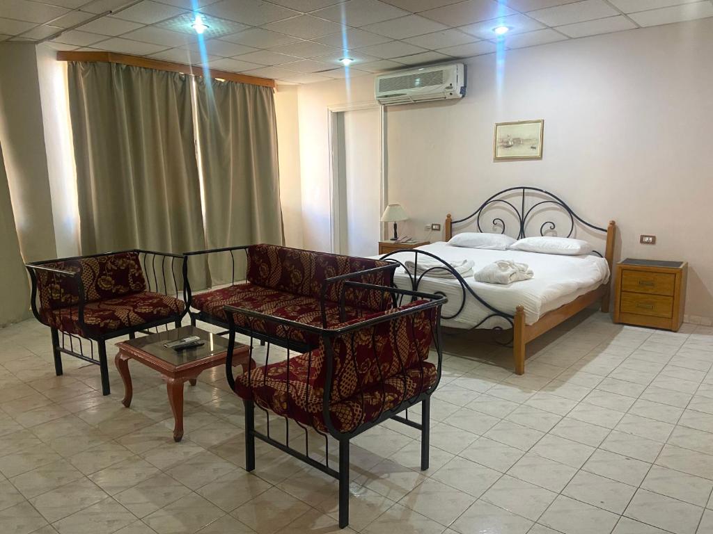 Postel nebo postele na pokoji v ubytování Gaddis Hotel, Suites and Apartments