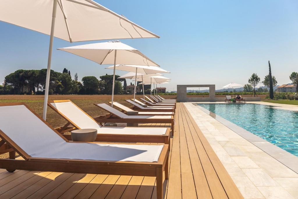 Bazén v ubytování Tenuta Asmara Luxury Resort nebo v jeho okolí