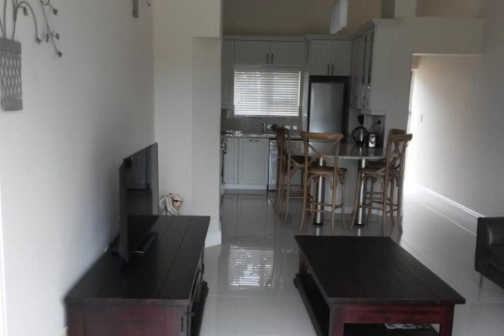 Køkken eller tekøkken på Goosevalley Golf Estate Renovated 2 Bedroom Apartment Unit LL6