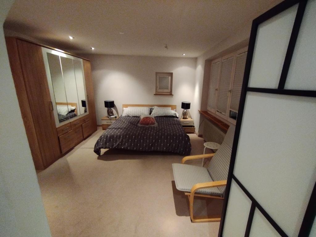 an aerial view of a bedroom with a bed and chairs at schönes Haus 5 separates Zimmer mit Sauna in Bonstetten