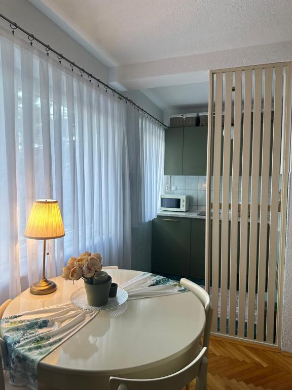 Cozy Suite Apartmentにあるキッチンまたは簡易キッチン