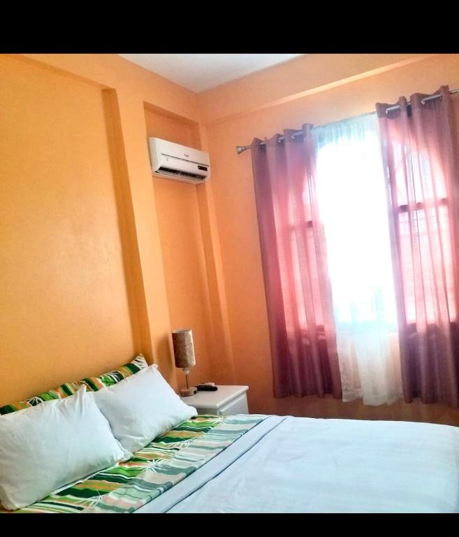 una camera da letto con un letto e una finestra di La Bwizan Apt # 2 a Laborie