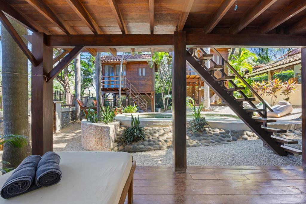 Сад в The Beach Bungalows Tamarindo- Adults Only