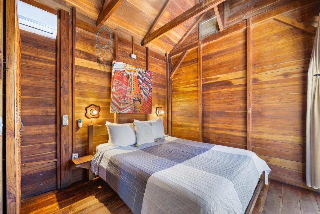 Кровать или кровати в номере The Beach Bungalows Tamarindo- Adults Only