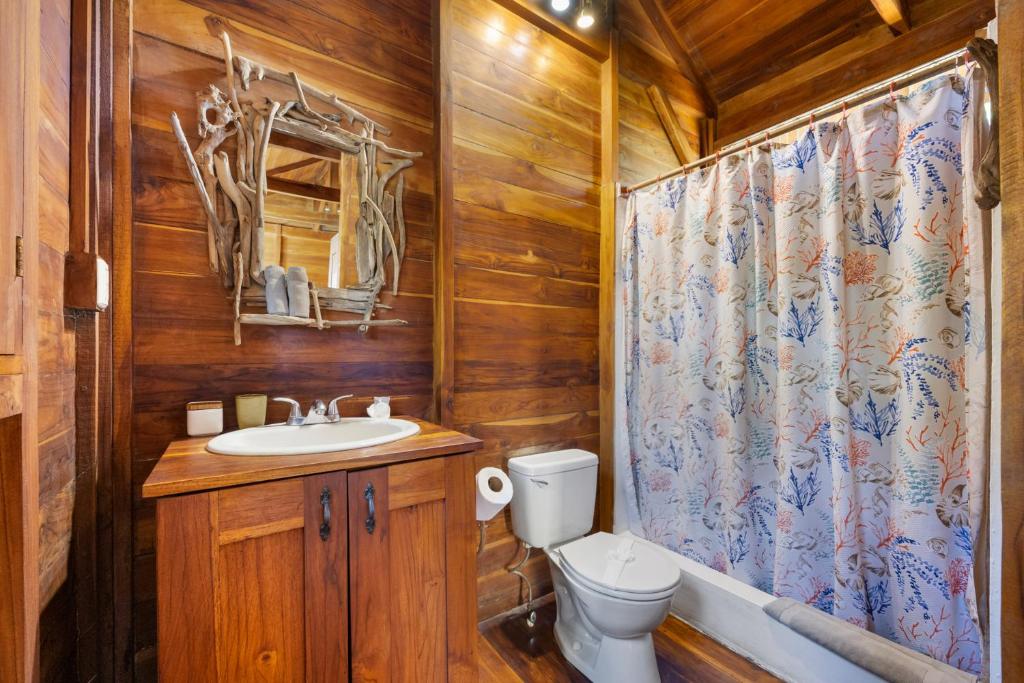 Ванная комната в The Beach Bungalows Tamarindo- Adults Only
