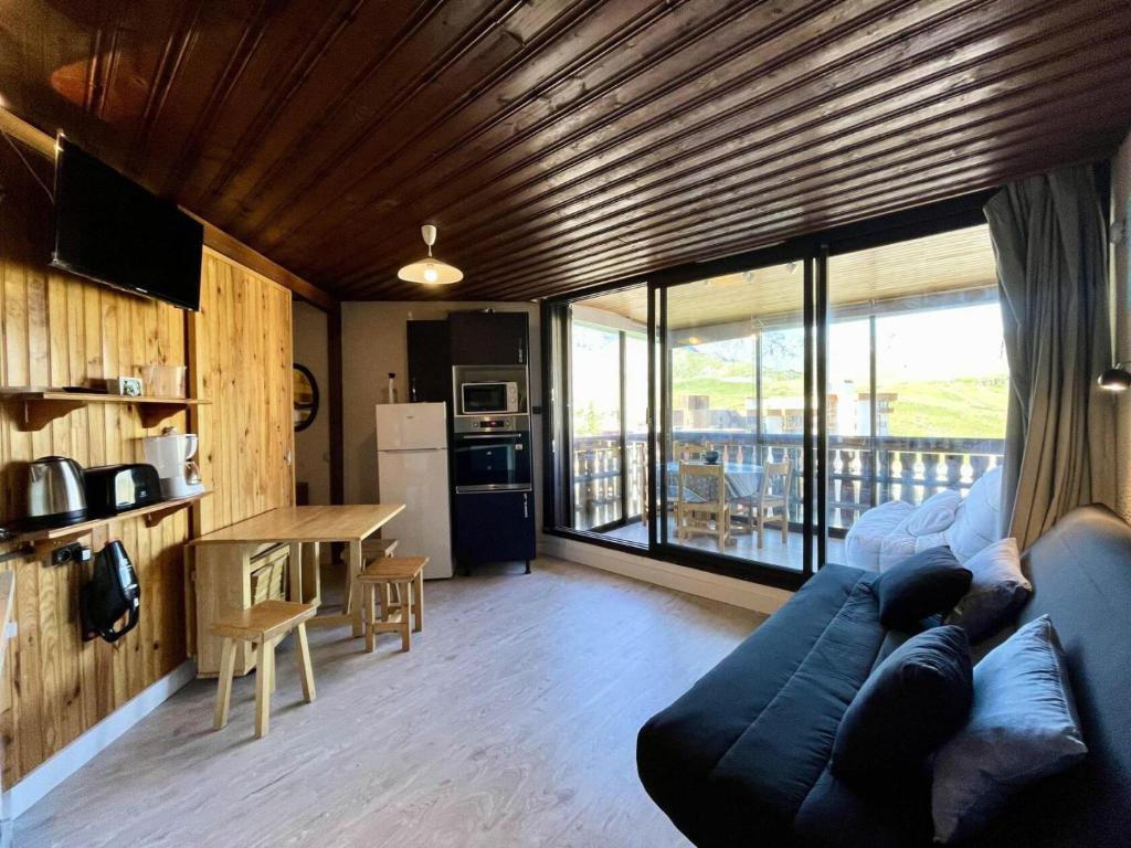 - un salon avec un canapé et une table avec une cuisine dans l'établissement Résidence Serac - VAL THORENS location: Confortable studio pour 4 pers, dans le haut de la station MAE-9117, à Val Thorens