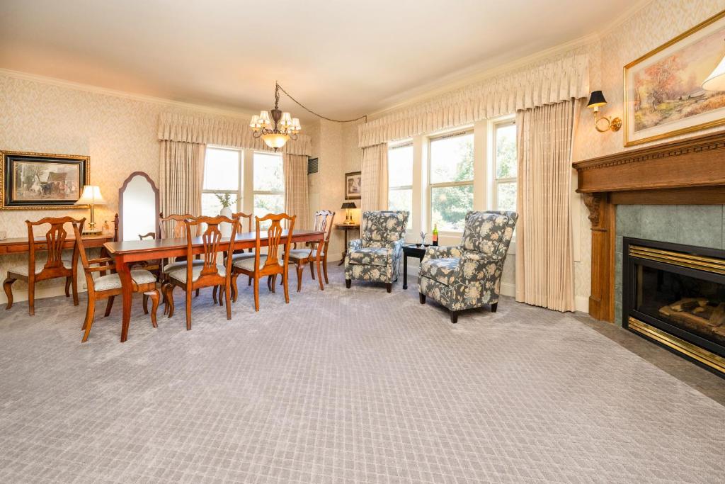 Fairhaven Village Inn photo