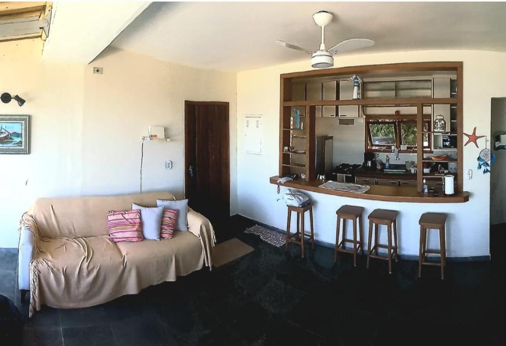 Uma área de estar em Apartamento Ubatuba Terraços da Prainha Vista Mar