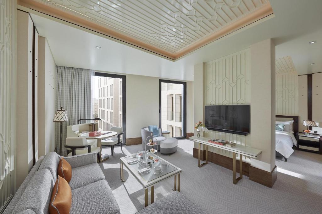 TV a/nebo společenská místnost v ubytování Mandarin Oriental, Doha