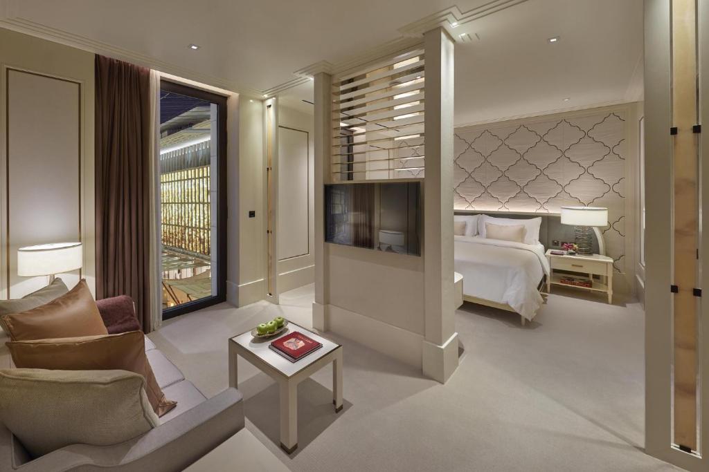 Postel nebo postele na pokoji v ubytování Mandarin Oriental, Doha