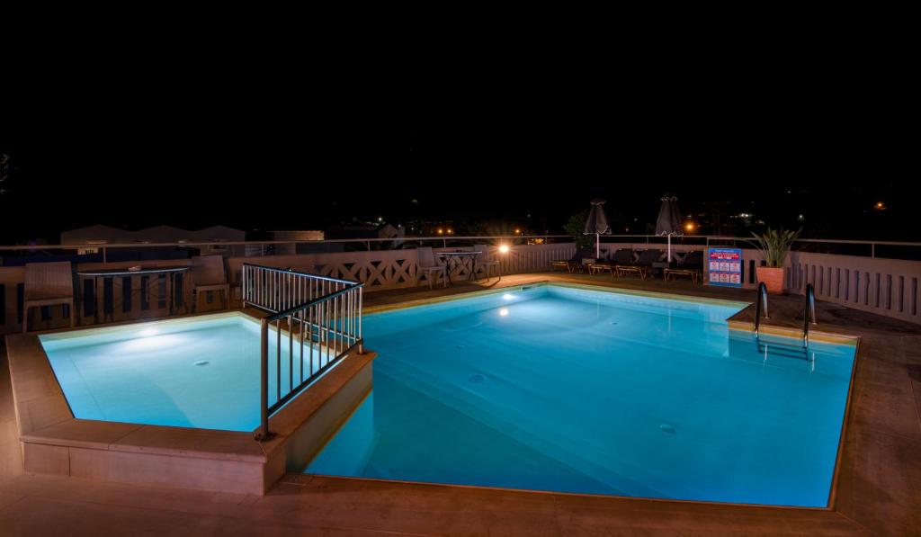 Bazén v ubytovaní Labyrinth Hotel alebo v jeho blízkosti