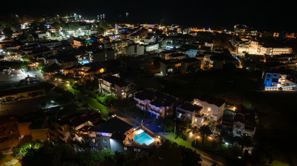 Výhľad na mesto Georgioupoli alebo výhľad na mesto priamo z apartmánového hotela