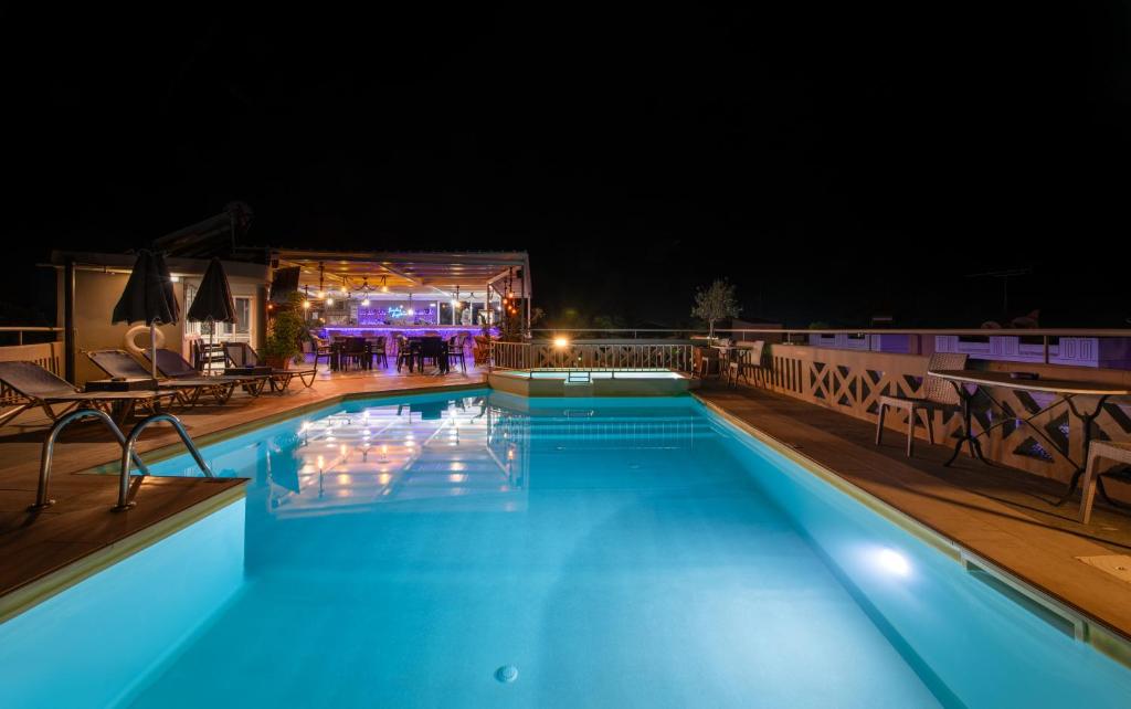 Bazén v ubytovaní Labyrinth Hotel alebo v jeho blízkosti