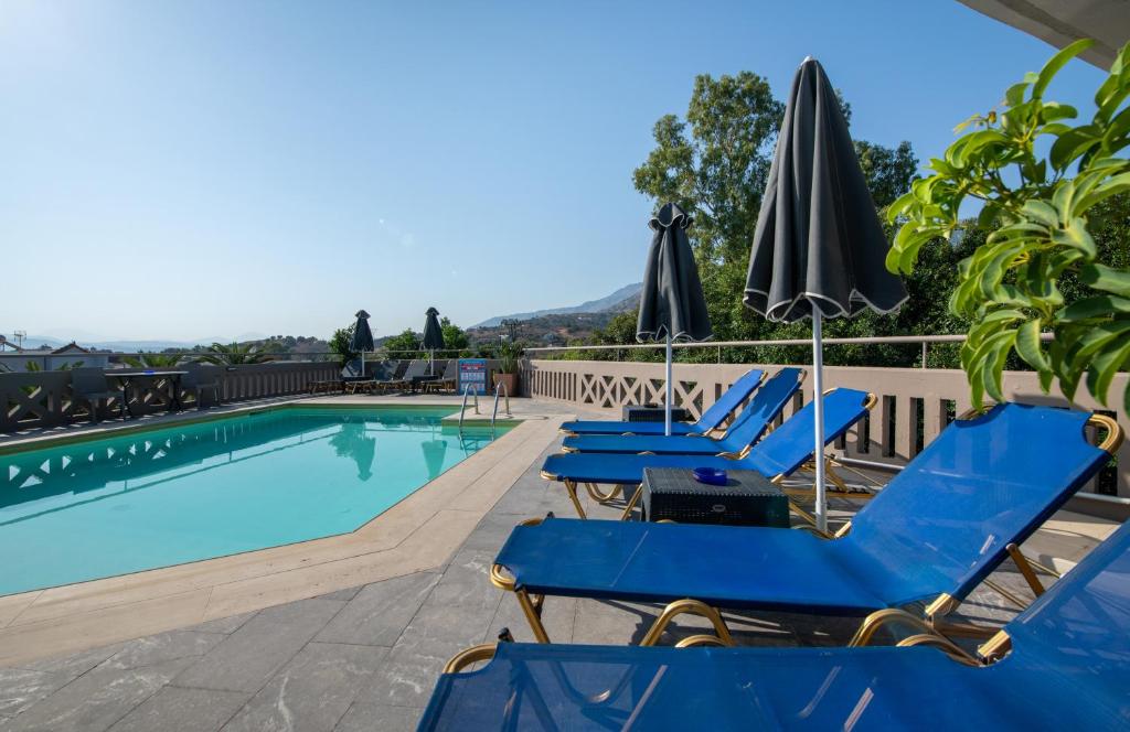 Bazén v ubytovaní Labyrinth Hotel alebo v jeho blízkosti