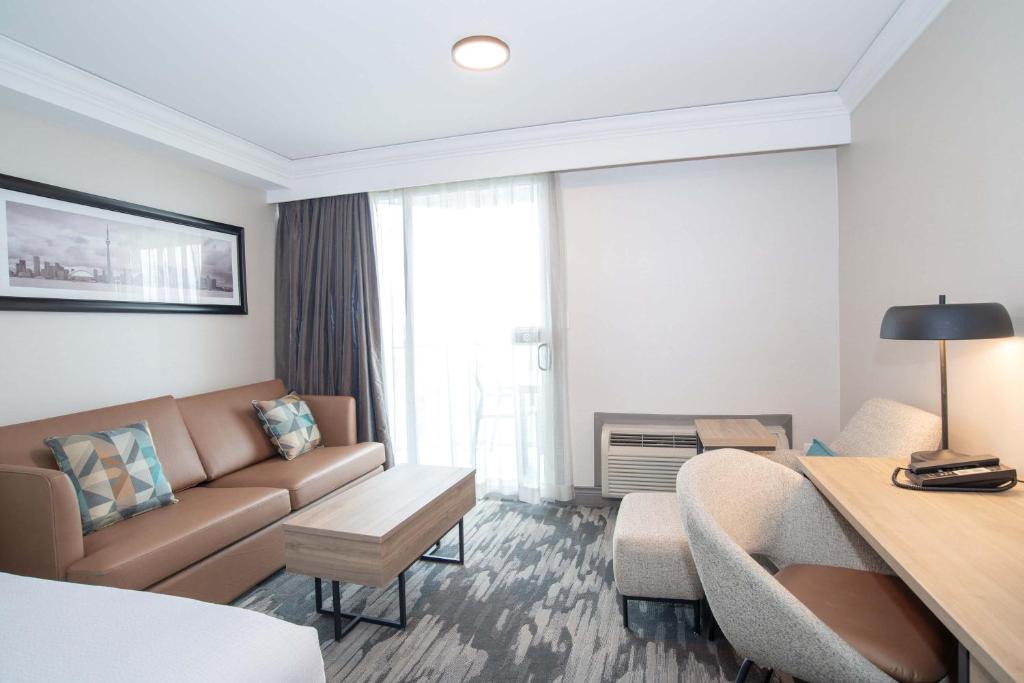 Posezení v ubytování Sandman Signature Toronto Airport Hotel