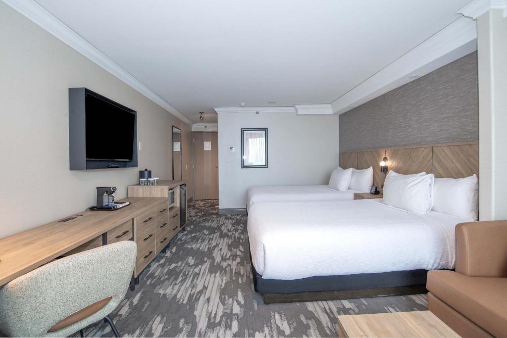Postel nebo postele na pokoji v ubytování Sandman Signature Toronto Airport Hotel