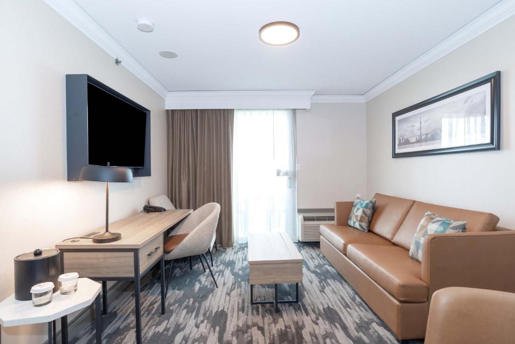 TV a/nebo společenská místnost v ubytování Sandman Signature Toronto Airport Hotel