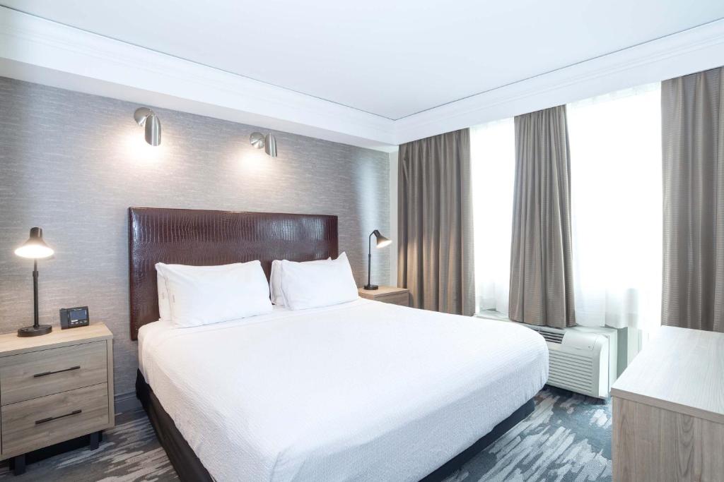 Postel nebo postele na pokoji v ubytování Sandman Signature Toronto Airport Hotel